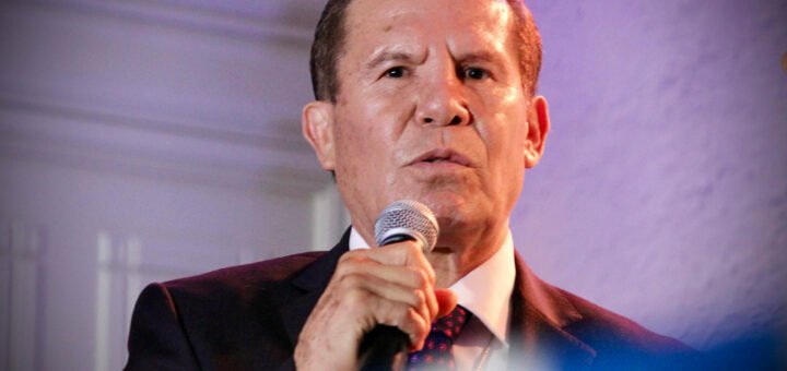 Julio Cesar Chávez en la presentación de la serie "Los Chávez"